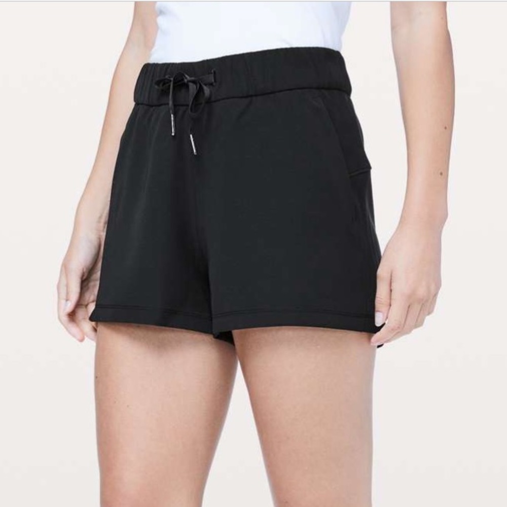 Lululemon On The Fly Short Woven 2.5”